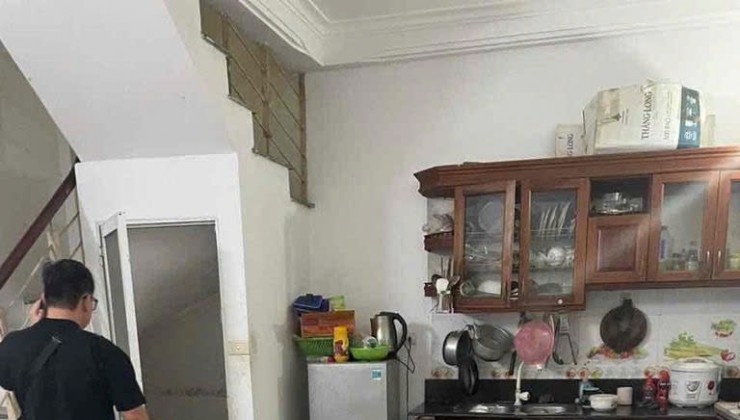 Cho thuê nhà Ở NHÓM, HỘ GĐ ngõ Bùi Xương Trạch, DT 34m2-3 tầng- 3 NGỦ - Giá 8 triệu